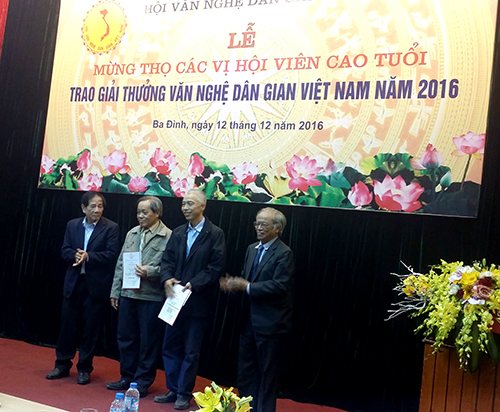 GS.TSKH. Tô Ngọc Thanh - Chủ tịch Hội Văn nghệ dân gian Việt Nam trao giải cho hai tác giả có công trình đạt giải Nhất 